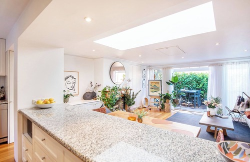 South Melbourne Apartamento | Elm Cottage with Luxury, Lifestyle & Location.