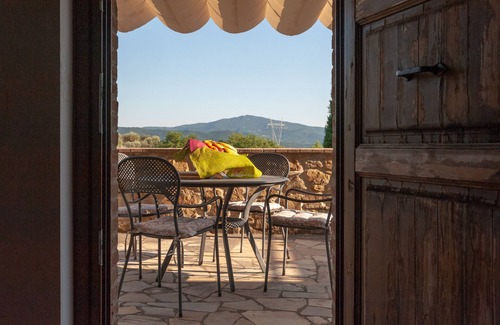 Panicale Apartamento | Elm Tree Apt In Farmhouse With Pool, Panicale, Italy