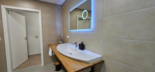Heidenheim an der Brenz Apartamento | Elodia Luxus Apartment - WLAN, Magenta TV, Terrasse, Küche, Babybett