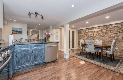 Elora Apartamento | Elora Gingerbread House Airbnb