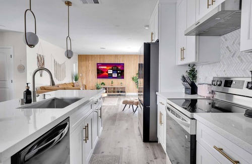 Southwest Anaheim Casa | Elsa's Enchanting Escape 8 minutes to Disney & Convention Center