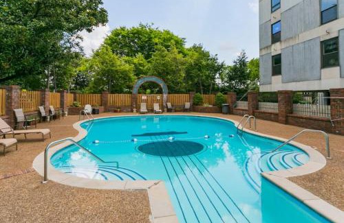 Nashville Casa | Elvis' Hotel But Modernized! 3 Beds, Pool, and FREE Parking