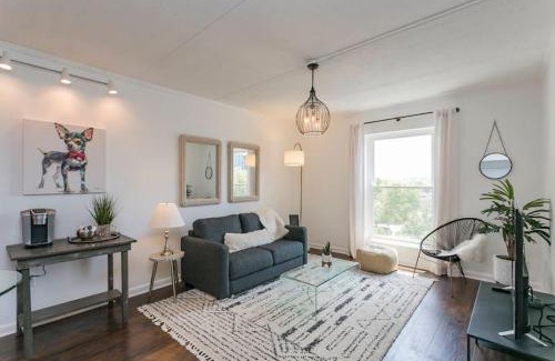 Nashville Casa | Elvis' Hotel But Modernized! 3 Beds, Pool, and FREE Parking