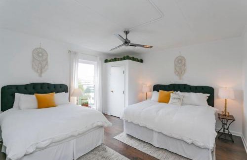 Nashville Casa | Elvis' Hotel But Modernized! 3 Beds, Pool, and FREE Parking