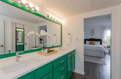 Nashville Casa | Elvis' Hotel But Modernized! 3 Beds, Pool, and FREE Parking