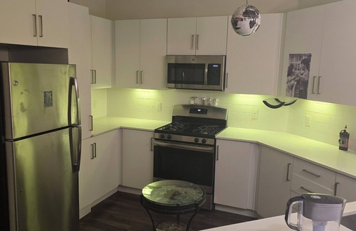 Downtown Las Vegas Apartamento | Elvis' love chamber private and quiet and crazy amenities