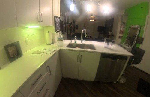 Downtown Las Vegas Apartamento | Elvis' love chamber private and quiet and crazy amenities