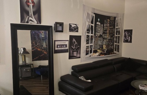 Downtown Las Vegas Apartamento | Elvis' love chamber private and quiet and crazy amenities