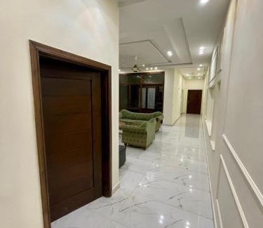 Faisalabad Apartamento | Elysian Nest 2BR Apartment Abdullah Gardens