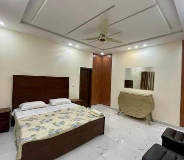 Faisalabad Apartamento | Elysian Nest 2BR Apartment Abdullah Gardens