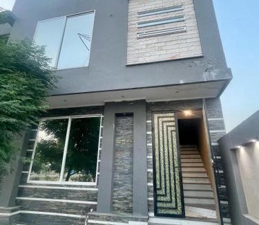 Faisalabad Apartamento | Elysian Nest 2BR Apartment Abdullah Gardens