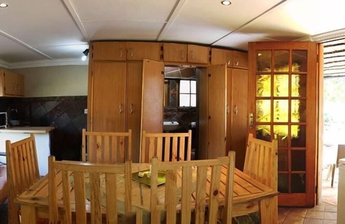 Piet Retief Cabina | Emahlathini Guest & Monkey Farm