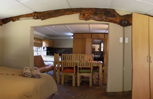 Piet Retief Cabina | Emahlathini Guest & Monkey Farm