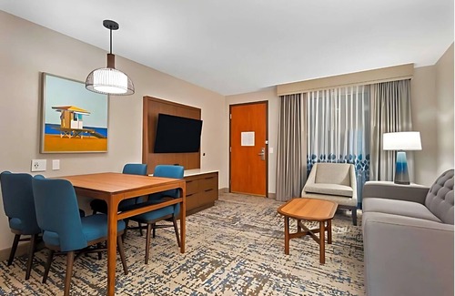 Anaheim Resort Hotel | Embassy Suites Anaheim South: Pool, Suites & Family-Friendly Fun