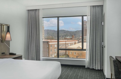 Downtown Asheville Hotel | Embassy Suites By Hilton Asheville Downtown