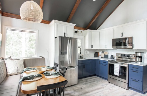 Bluemont Chalet De Esquí | Emberwood | Modern Chalet + Nature Spa + Trails, & Wineries