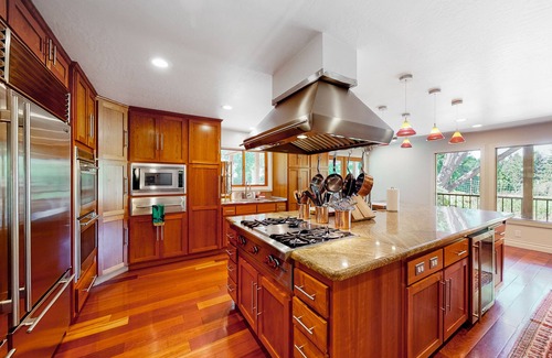 McKinleyville Casa | Emerald Acres | Redwood retreat in McKinleyville with a hot tub and firepit