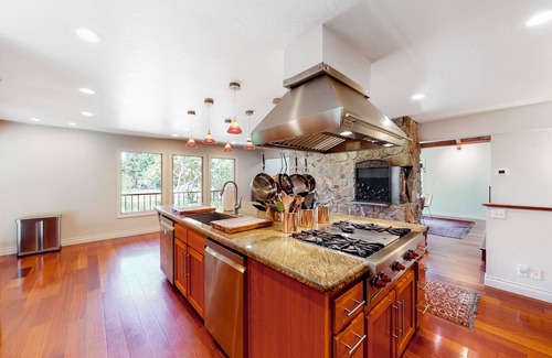 McKinleyville Casa | Emerald Acres | Redwood retreat in McKinleyville with a hot tub and firepit