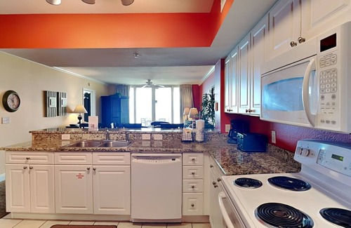 Panama City Beach Condominio | Emerald Beach Resort by Southern Vacation Rentals