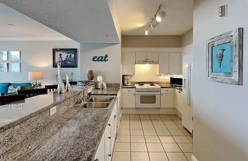 Panama City Beach Condominio | Emerald Beach Resort by Southern Vacation Rentals