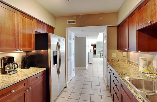 Panama City Beach Condominio | Emerald Beach Resort by Southern Vacation Rentals