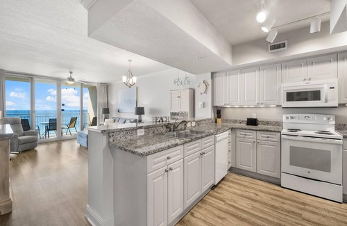 Panama City Beach Condominio | Emerald Beach Resort by Southern Vacation Rentals