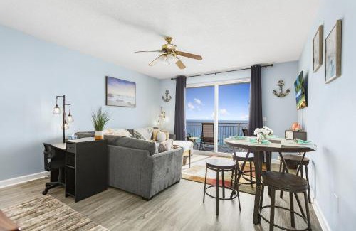 Panama City Beach Apartamento | Emerald Chic BeachFront 2 bdr apt 4 beach seats and a cannope on us
