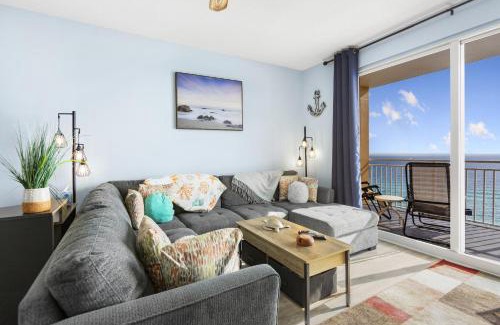 Panama City Beach Apartamento | Emerald Chic BeachFront 2 bdr apt 4 beach seats and a cannope on us