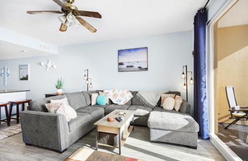 Panama City Beach Apartamento | Emerald Chic BeachFront 2 bdr apt 4 beach seats and a cannope on us