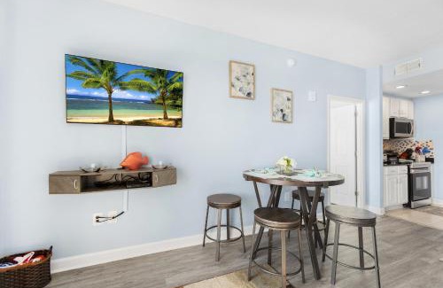Panama City Beach Apartamento | Emerald Chic BeachFront 2 bdr apt 4 beach seats and a cannope on us