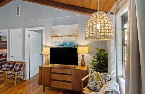 Shreveport Casa | Emerald Cove Lakefront Cabin With Kayaks & Canoes
