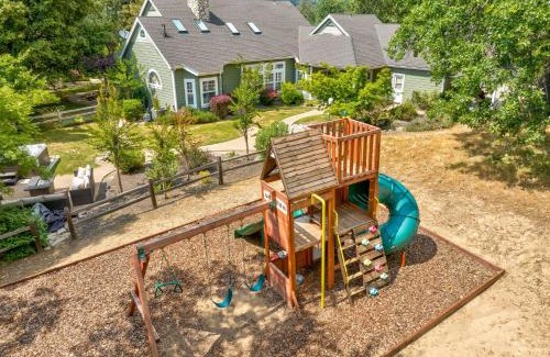 Yosemite Forks Casa | Emerald Escape 50 Acres w/Hot Tub, Game Room