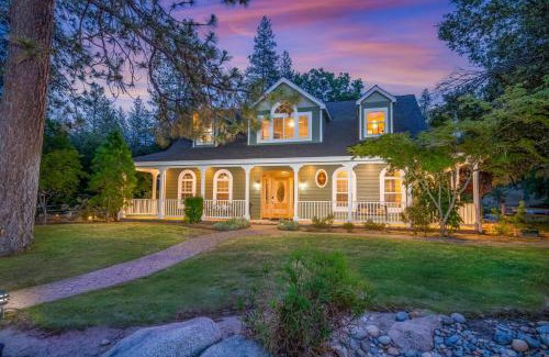 Yosemite Forks Casa | Emerald Escape 50 Acres w/Hot Tub, Game Room