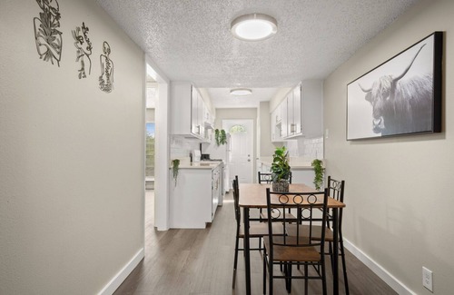 South Manchaca Casa | Emerald Gem Suite sleeps 6 w/ Pool & Free Parking SOCO