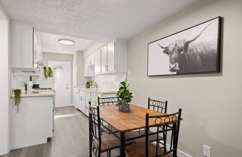 South Manchaca Casa | Emerald Gem Suite sleeps 6 w/ Pool & Free Parking SOCO