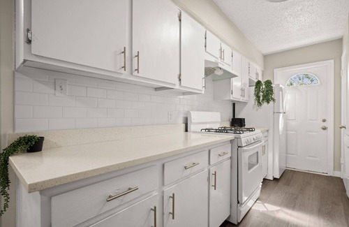 South Manchaca Casa | Emerald Gem Suite sleeps 6 w/ Pool & Free Parking SOCO