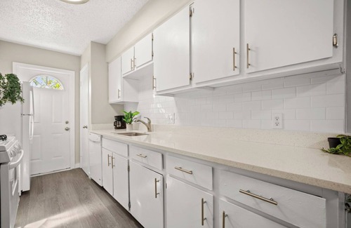 South Manchaca Casa | Emerald Gem Suite sleeps 6 w/ Pool & Free Parking SOCO
