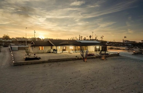 Twentynine Palms Casa | Emerald Haven! Alien Game Room - Pool - Spa - 15 Min to Joshua Tree Park!