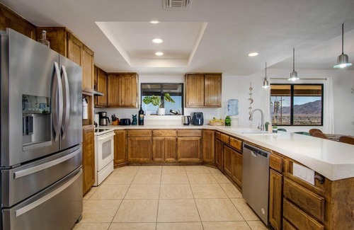 Twentynine Palms Casa | Emerald Haven! Alien Game Room - Pool - Spa - 15 Min to Joshua Tree Park!