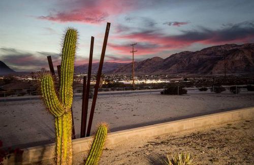 Twentynine Palms Casa | Emerald Haven! Alien Game Room - Pool - Spa - 15 Min to Joshua Tree Park!
