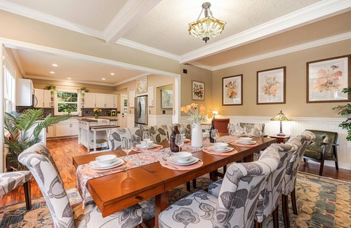 Newberg Casa | Emerald House - Luxurious and Spacious 6-bedroom house in charming Newberg
