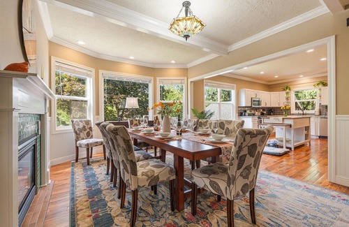 Newberg Casa | Emerald House - Luxurious and Spacious 6-bedroom house in charming Newberg