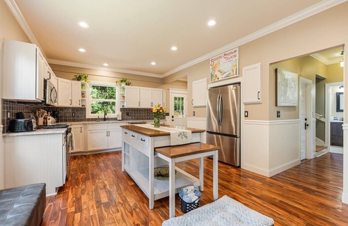 Newberg Casa | Emerald House - Luxurious and Spacious 6-bedroom house in charming Newberg