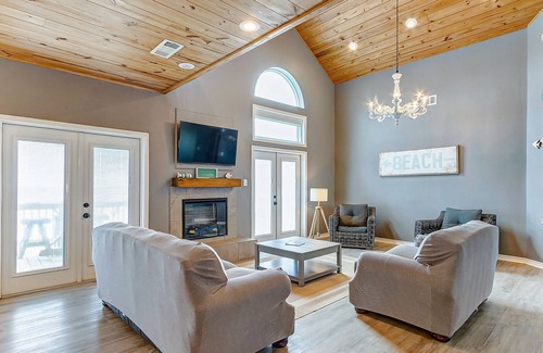 Gilchrist Casa | Emerald Isle, Beachfront, Sleeps 15, Dog Friendly, Gilchrist
