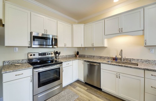 Emerald Isle Apartamento | Emerald Isle Getaway w/ Decks & Beach Views!