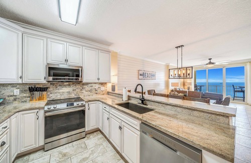 West Panama City Beach Condominio | Emerald Isle 2009 "The Shore Break" Pool, Grill, FREE Tix, Beach Chairs for 4