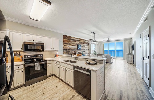 West Panama City Beach Condominio | Emerald Isle 2107 "Manta Ray Villa" Pool, FREE Tickets & Beach Service for 4!