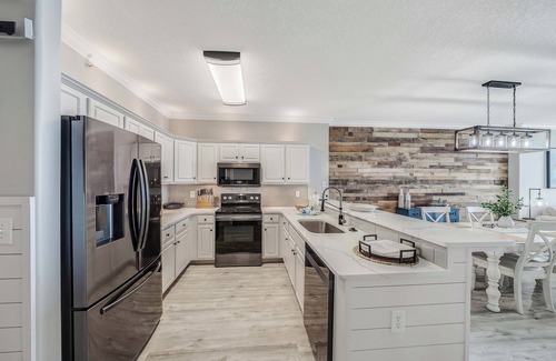 West Panama City Beach Condominio | Emerald Isle 2107 "Manta Ray Villa" Pool, FREE Tickets & Beach Service for 4!