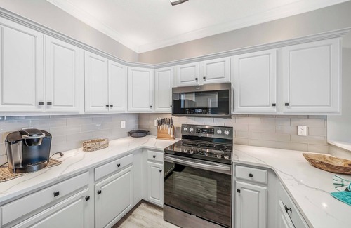 West Panama City Beach Condominio | Emerald Isle 2107 "Manta Ray Villa" Pool, FREE Tickets & Beach Service for 4!