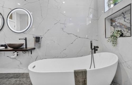 South Philadelphia Apartamento | Emerald Jacuzzi Loft Luxury Above It All